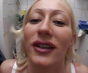 Güzel sarışın gösterileri ona küçük tıraş porno şikişmek kedi