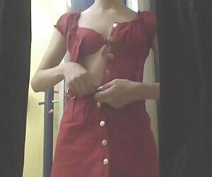 Seksi çıplak parayla sikişmek kadın kedi ile eğleniyor