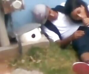 Amca altın sokakta sikişmek için Euro pissing kız