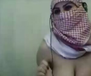 Seksi sarışın göğüsleri ve sert yatakda sikişmek yuvarlak göt