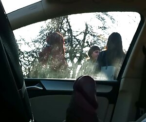 Busty İngilizce taksi şoförü parmak arka koltukta masajda sikişmek kız